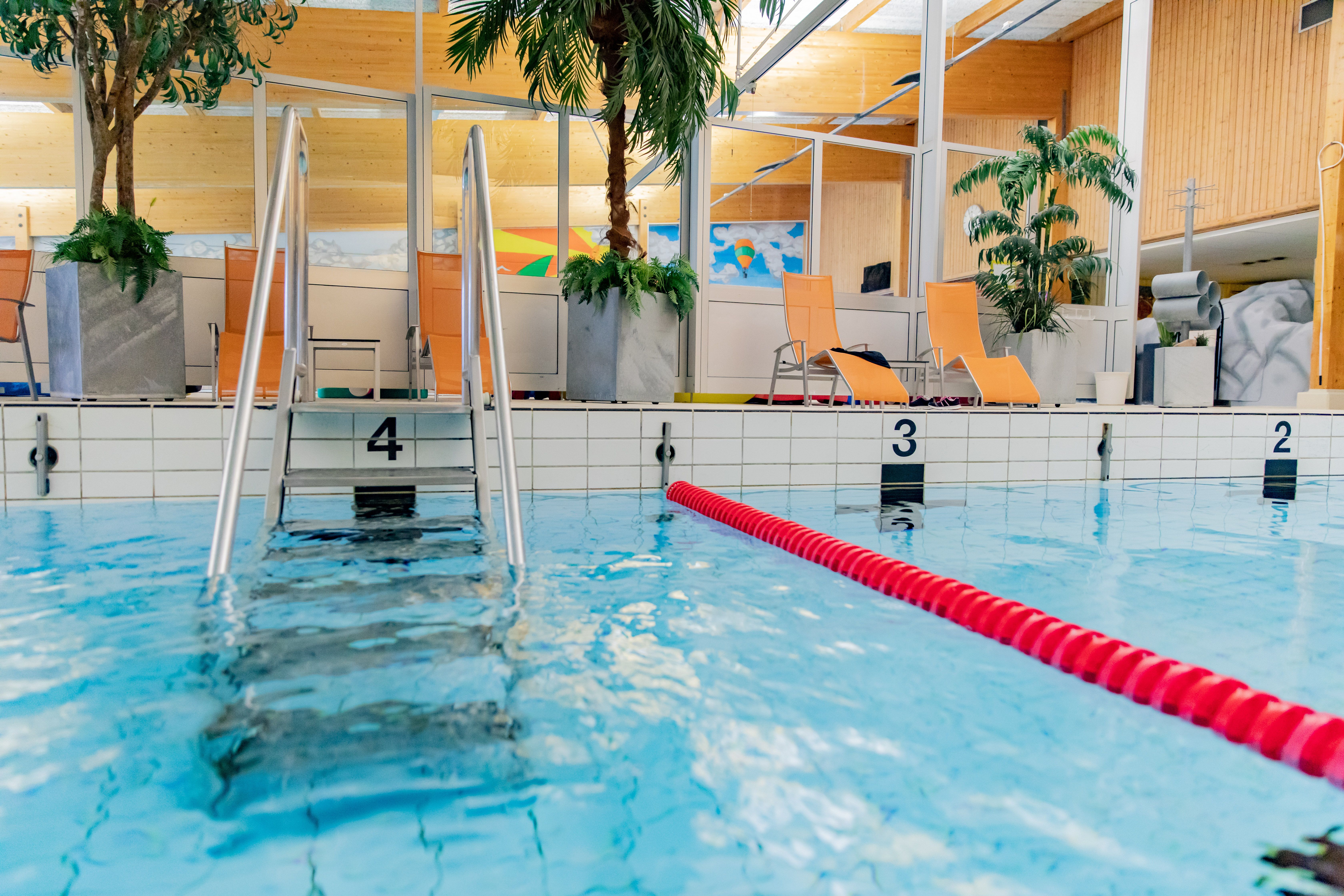 Trappa upp från simbassängen.